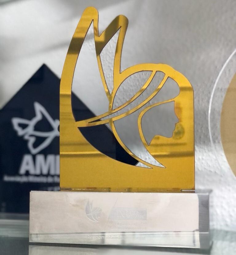Troféu recebido pelo IX Prêmio República